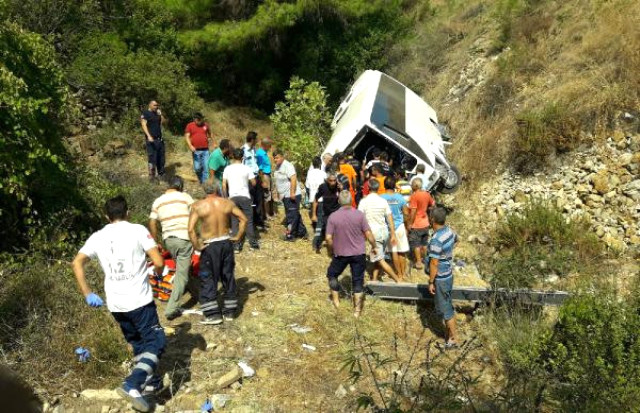 Antalya’da Tur Otobüsü Şarampole Devrildi: 2 Ölü, Çok Sayıda Yaralı
