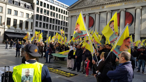 Brüksel&rsquo;de PKK&rsquo;lı Teröristler Öcalan İçin Eylem Yaptı, Polis Sadece İzledi