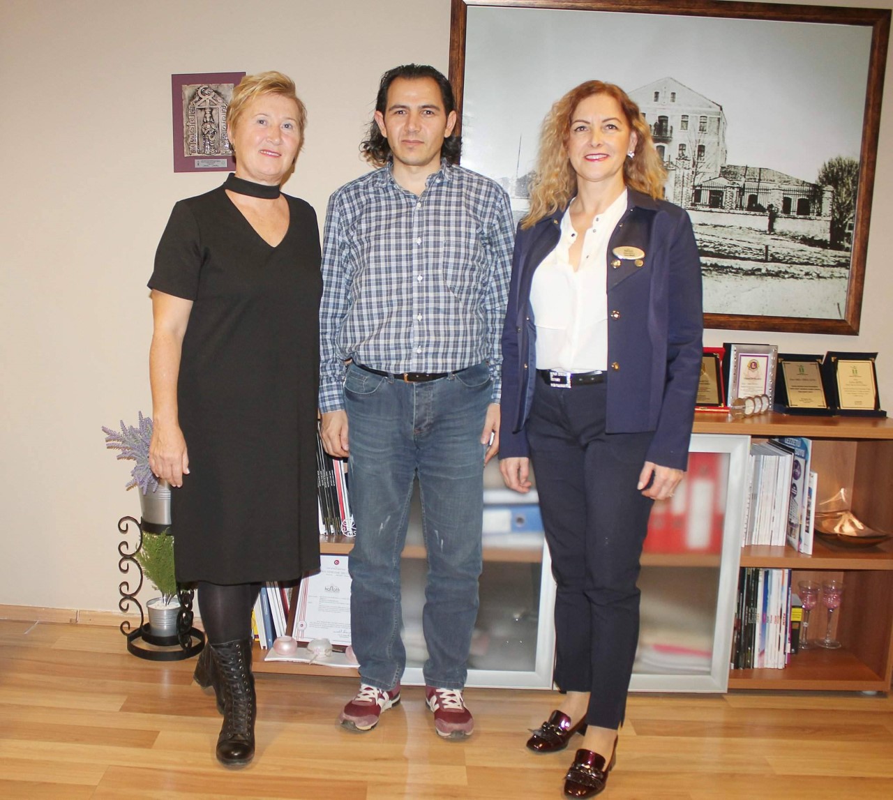 ESKİŞEHİRLİ EĞİTİMCİ – YAZAR GÜLSEREN ŞENYÜZLÜ VE CAFELİFE DERGİSİ CREATİV DİREKTÖRÜ ULAŞ ÇOBAN ‘’Farkındalığı Farkeden Kadın’ı’’ ziyaret ettiler