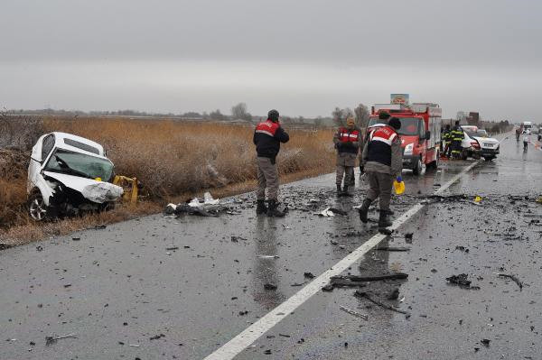 Eskişehir Mahmudiye&rsquo;de Ters Yön Kazası: 2 Ölü, 2 Yaralı