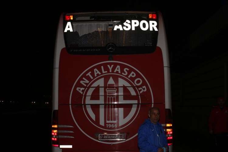 Antalyaspor Takım otobüsüne şok saldırı! Yaralılar var…