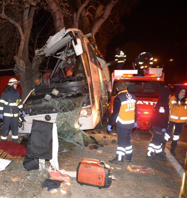Eskişehir’de Feci  Kaza…Tur Otobüsü Yol Kenarındaki Ağaçlara Çarptı: 11 Ölü, 44 Yaralı