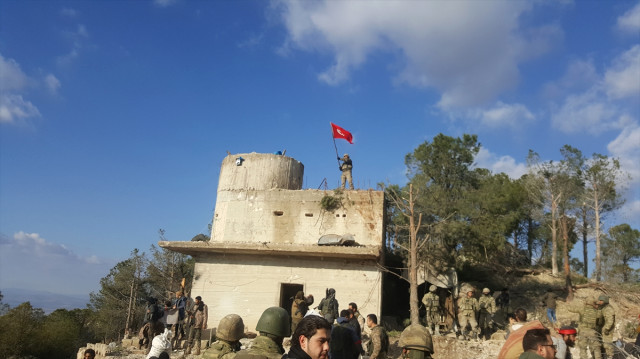 Zeytin Dalı Harekatı&rsquo;nda Burseya Dağı YPG&rsquo;den Alındı! Mehmetçik, Kuleye Türk Bayrağı Dikti