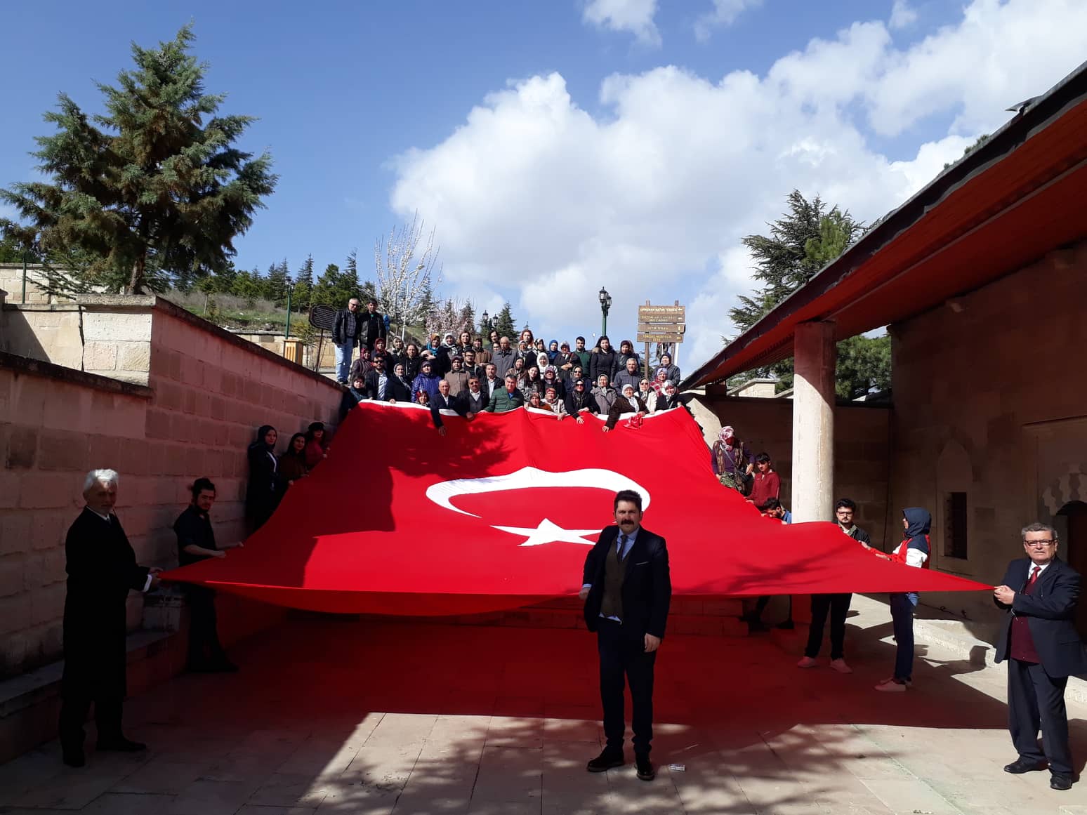ŞEHİT AİLELERİ VE GAZİLER için Seyitgazi ve Sivrihisar’a tarihi gezi düzenlendi