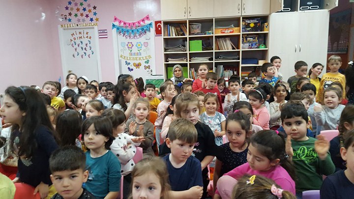 “SEN DE BİR PATİ SEV’’ EKİBİ, Eskişehir’de ‘hayvan sevgisini aşılamak için’ okul okul dolaşıyor