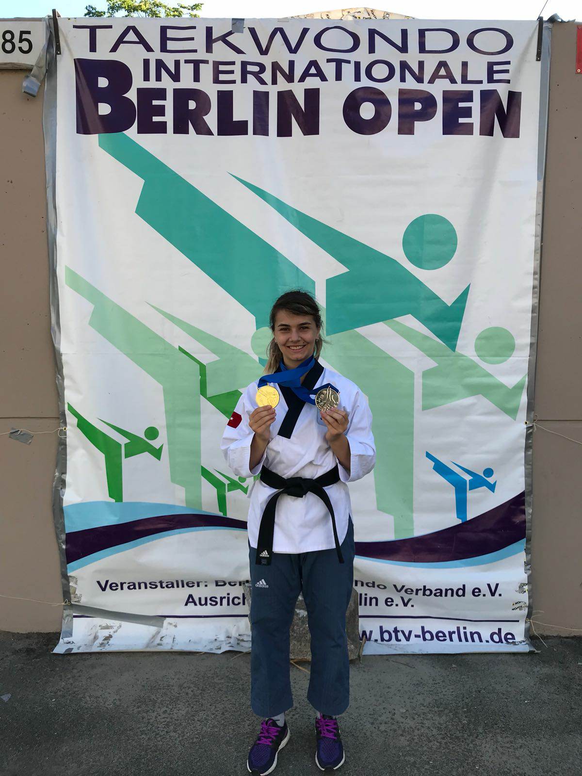 ESKİŞEHİRLİ LİSE ÖĞRENCİSİ GÜLSENA KARAKUYULU, Almanya’da düzenlenen ‘’TAEKWONDO YARIŞMASI’’NDA birincilik ödülü aldı ve altın madalya kazandı