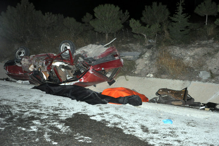 Afyonkarahisar&rsquo;da İki Otomobil Çarpıştı: 3 Ölü, 6 Yaralı
