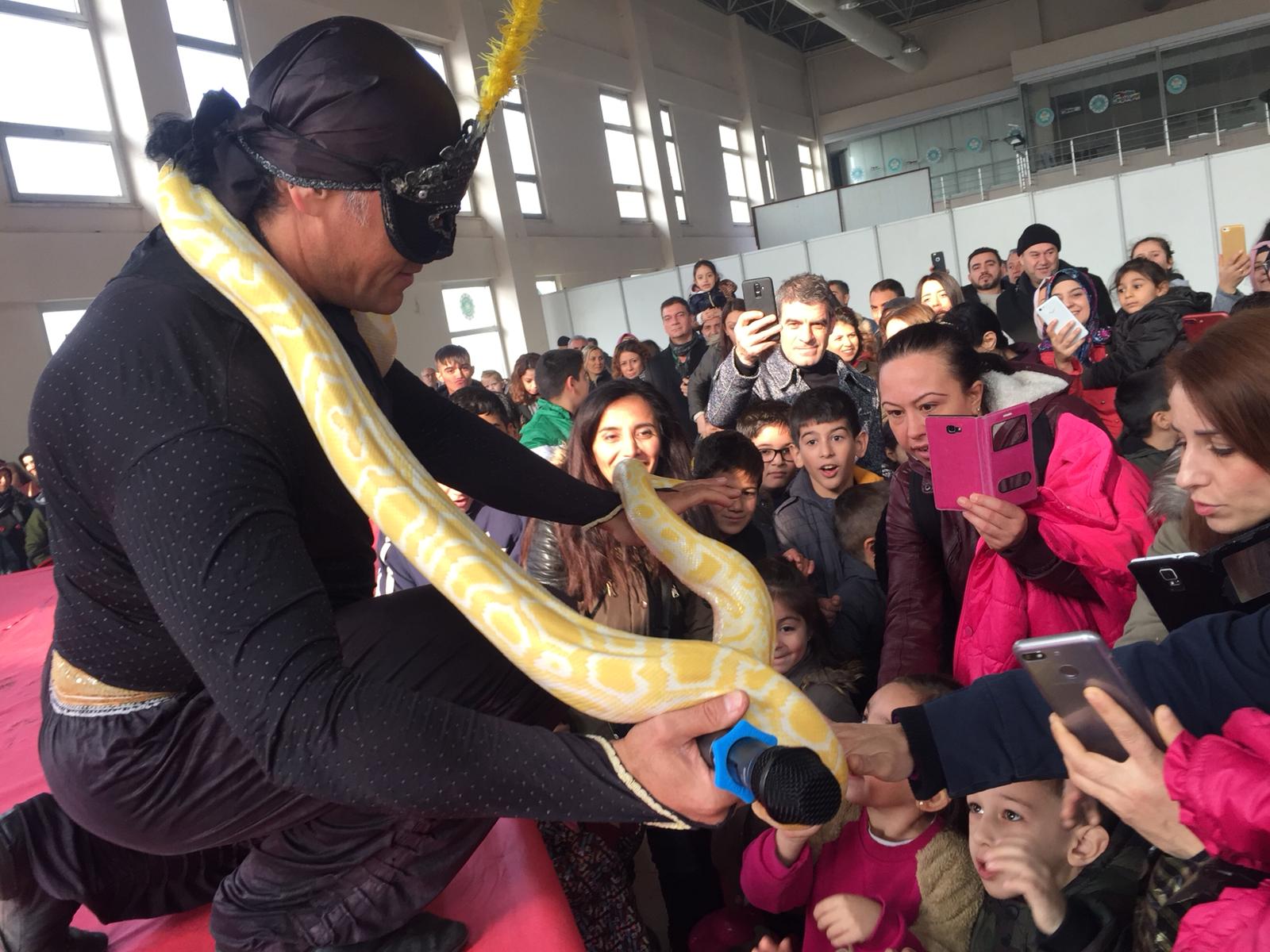 GUİNNESS DÜNYA REKORLU MİLLİ AKROBAT MANİSA’DA BÜYÜLEDİ