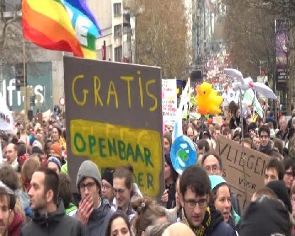Belçika’da on binlerce kişi iklim değişikliğine karşı yürüdü
