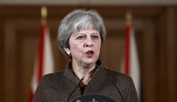 İngiltere Başbakanı Theresa May, parti içi güven oyu aldi