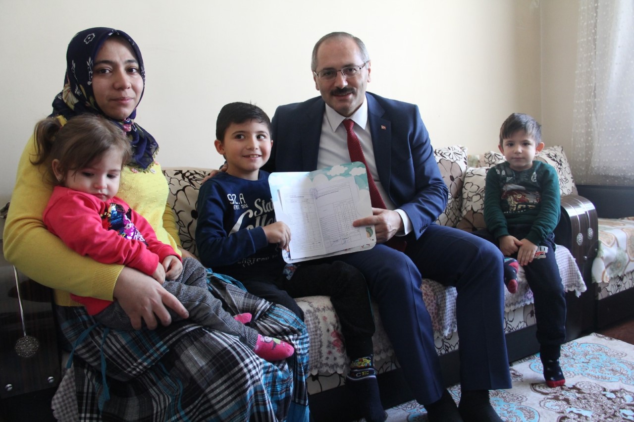 ODUNPAZARI KAYMAKAMI TURGAY HAKAN BİLGİN’den ‘’evde eğitim öğrencisine’’ ziyaret