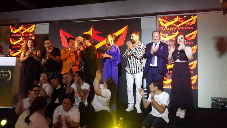 Altın boğaz ödüllerine çok sayıda ünlü sanatçılar katıldı