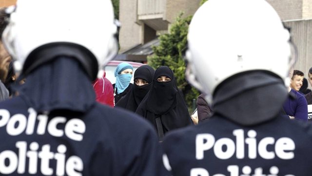 Müslüman kadının &lsquo;peçesini zorla açmak isteyen&rsquo; Belçikalı gözaltına alındı