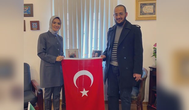 Cezayirli Omar  Cezayir Büyükelçisi Mahinur Özdemir Göktaş&rsquo;dan  Türk bayrağı talebinde bulundu