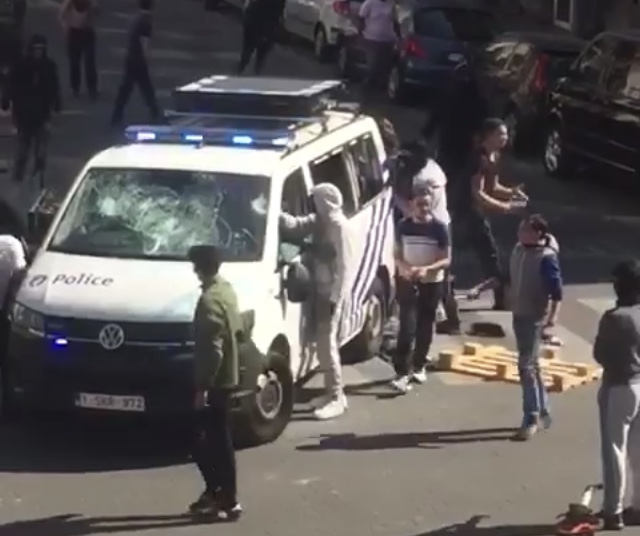 BRÜKSEL ANDERLECHT’TE FAS&rsquo;LILARIN SALDIRISINDA POLİSLER OTOMOBİLİ BIRAKIP KAÇTI!..