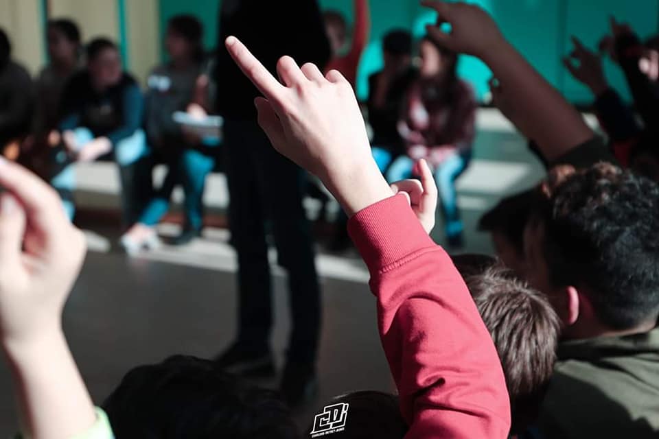 Belcika nin  Charleroi şehrinde öğrencilere  evden eğitim.