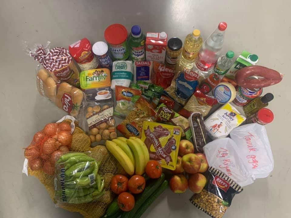 Uid Gent Şube Başkalığı ve Rabotmarket ortaklaşa Türkiye&rsquo;den gelen ögrencilere gida paketi dagitti