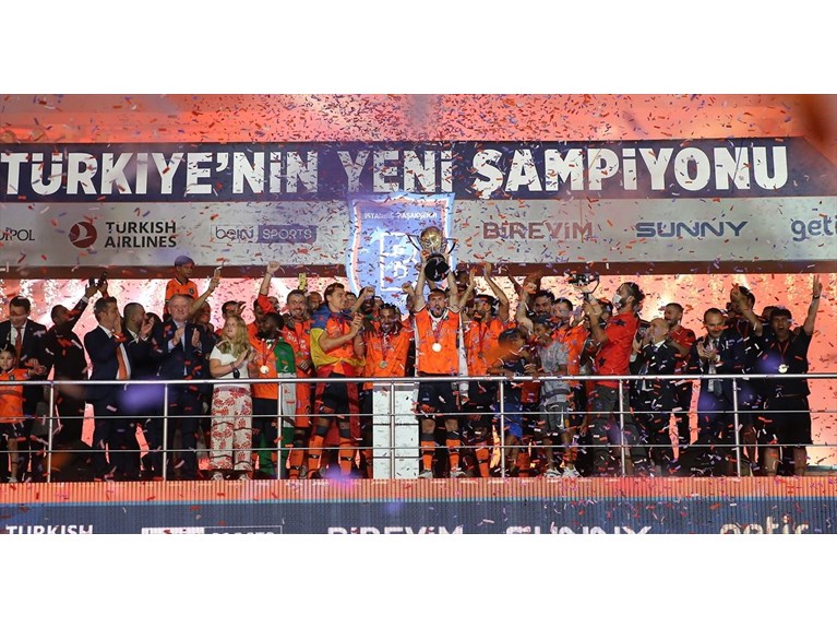 TürkiyeSüper Lig’de Medipol Başakşehir, şampiyonluk kupasını kazandi