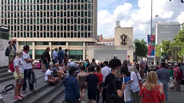 Belçika&rsquo;da hükümet, Kovid-19 tedbirleri nedeniyle protesto edildi