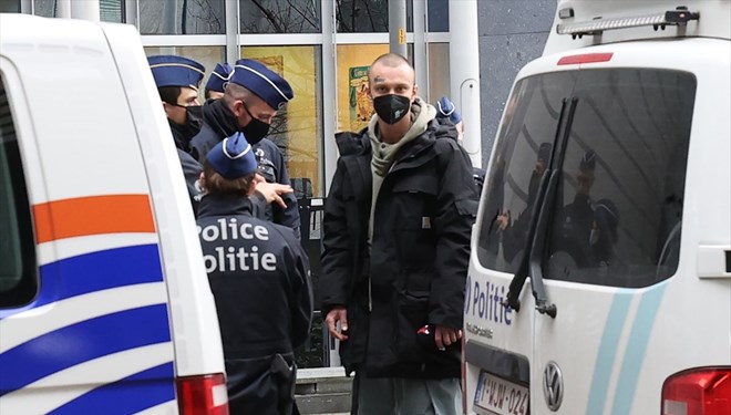 Avrupa Parlamentosu önünde ‘canlı yarasa’ yemek isteyen aktivist gözaltına alındı