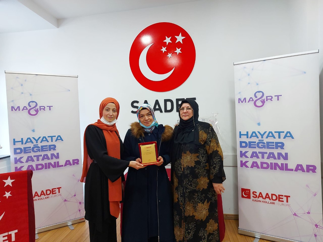 SAADET AVRUPA “HAYATA DEĞER KATAN GÜZİDE KADINLARA” PLAKET TAKDİM ETTİ