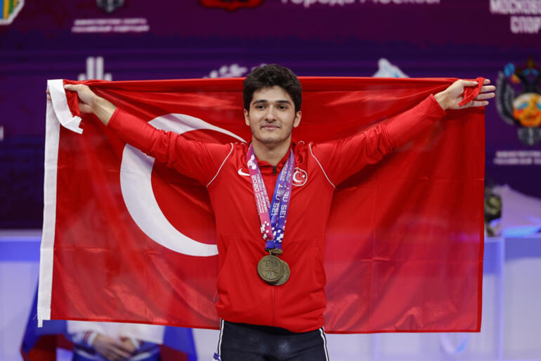 Milli halterci Muhammed Furkan Özbek Avrupa şampiyonu oldu