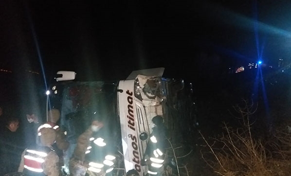 Sivas’ta yolcu otobüsü devrildi: 39 yaralı