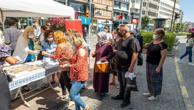 Deva Partisi Tepebaşı İlçe Teşkilatı Eskişehir halkına Aşure ikram etti