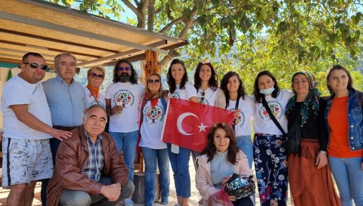 Hindistanlı Mohanji, Eskişehir’in Gürleyik köyüne 112 adet dut fidanı armağan etti