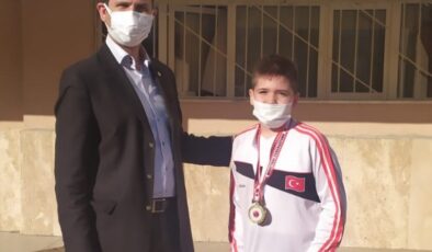 Eskişehir Ticaret Borsası Ortaokulu öğrencisi Ramazan Efe Ar, Türkiye birincisi olarak ‘Altın Madalya’ kazandı.