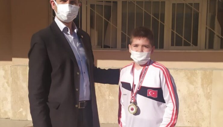 Eskişehir Ticaret Borsası Ortaokulu öğrencisi Ramazan Efe Ar, Türkiye birincisi olarak ‘Altın Madalya’ kazandı.