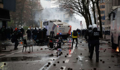 Belçika&rsquo;da Binlerce kişi Covid-19 kısıtlamalarını protesto etti