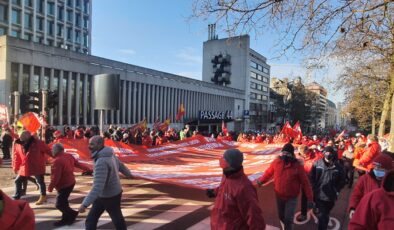 Belçika&rsquo;da Onbinlerce işçi hükümeti protesto etti