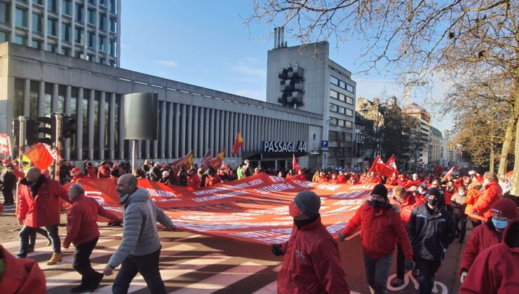 Belçika&rsquo;da Onbinlerce işçi hükümeti protesto etti