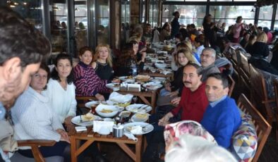 Sivrihisarlılar Derneği’nin ‘Türk Halk Müziği’ Korosu sanatçıları ‘kahvaltı etkinliğinde’ buluştular