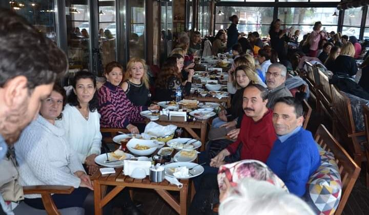 Sivrihisarlılar Derneği’nin ‘Türk Halk Müziği’ Korosu sanatçıları ‘kahvaltı etkinliğinde’ buluştular