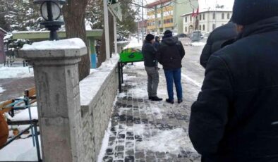 Afyonkarahisar&rsquo;ın Bayat ilçesinde evinde boğazı kesilmis vaziyette bir kadin bulundu