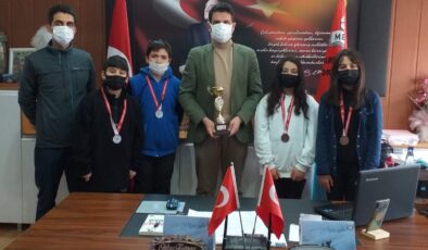 Eskişehir Ticaret Borsası Ortaokulu’ndan farklı alanlarda kupa ve madalyalar gelmeye devam ediyor