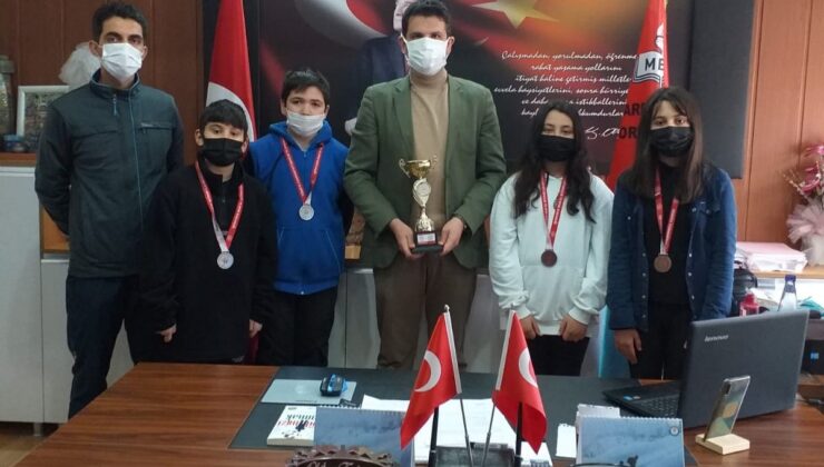 Eskişehir Ticaret Borsası Ortaokulu’ndan farklı alanlarda kupa ve madalyalar gelmeye devam ediyor