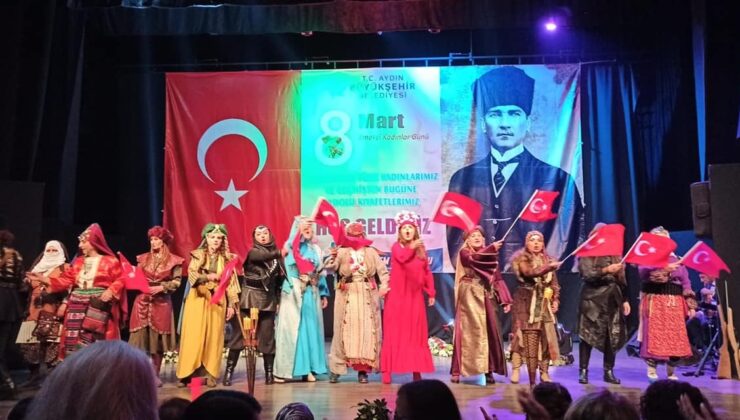 Eskişehir Anadolu Bacıları tiyatro ekibi; ’Geçmişten Günümüze Kahraman Türk Kadınları’ defile programına katıldı