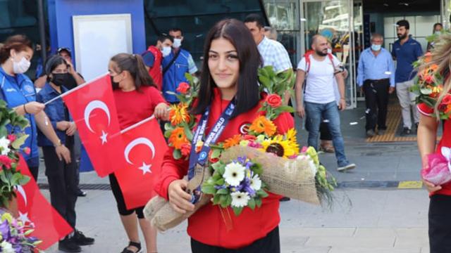Milli güreşçi Elvira Kamaloğlu&rsquo;ndan altın madalya
