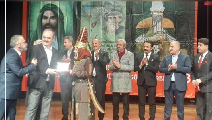 Eskişehir AnadoluBacıları Tiyatro Yönetmeni Hafize Erdoğan’a, Kültür ve Turizm Bakan Yardımcısı Serdar Çam’dan plaket