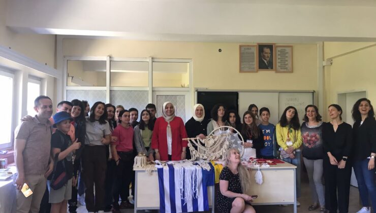 “Türkiye temsilcimiz Pınar Yıkılmaz ERASMUS öğrencileriyle bir arada”