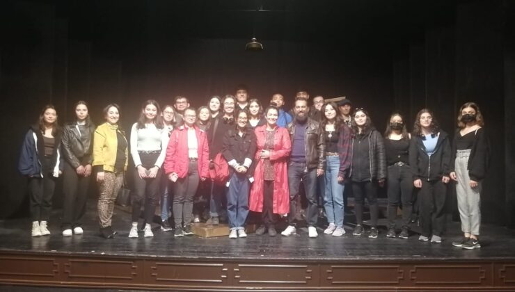 Eskişehirli gençler tiyatro ile buluştu