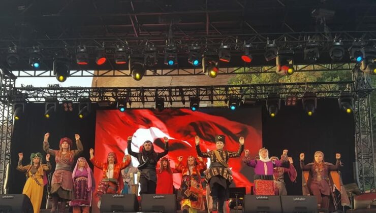 Eskişehir Anadolu Bacıları ‘Kahraman Türk Kadınları’ Defile Programı’nı sahneledi