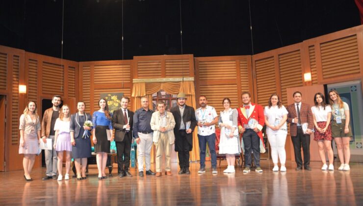 Karmakarışık Tiyatro Oyunu İzmir’de beğeni topladı