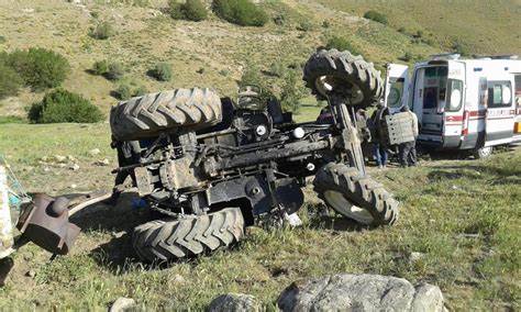Afyonkarahisar&rsquo;ın Emirdağ ilçesinde traktörün devrilmesi sonucu 3 kişi yaralandı.