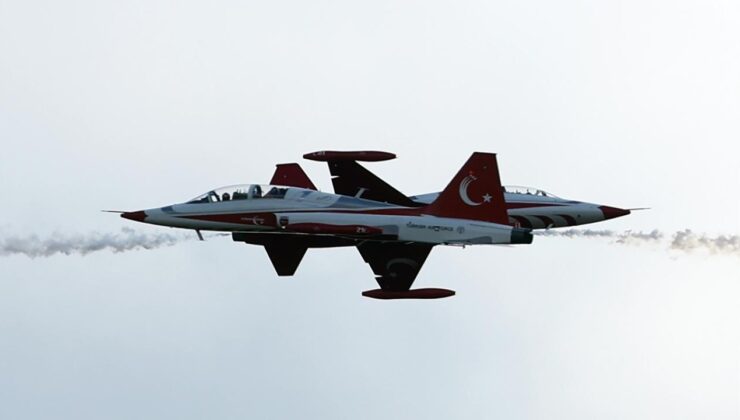 Türk Yıldızları Belçika semalarında gösteri uçuşu yaptı