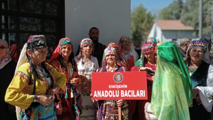Eskişehir Anadolu Bacıları, Söğüt’te ‘Kahraman Türk Kadınları’ tiyatro gösterisini sundu