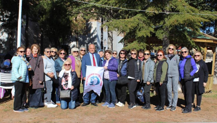 Eskişehir Eğitim ve Öğrenimi Destekleme Derneği üyeleri, ‘İlçelerimizi gezip, görüp, Tanıyalım’ projeleri kapsamında tarihi yerlerin gezilerine devam ediyor